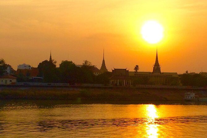 2hours Private Sunset Cruise with unlimited beer, soft drinks and Tour guide - Sunset Cruise on Tonle Sap and the Mekong: The Real Value