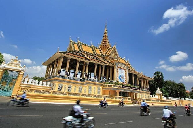 Full-Day Amazing Phnom Penh City Tours - Independence Monument: a quick, useful reminder of dates that shaped Cambodia