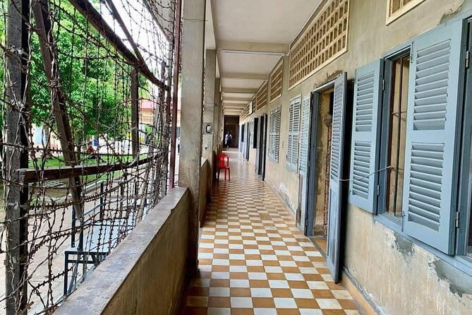 Full-Day Amazing Phnom Penh City Tours - Royal Palace: where the day starts with Khmer scale