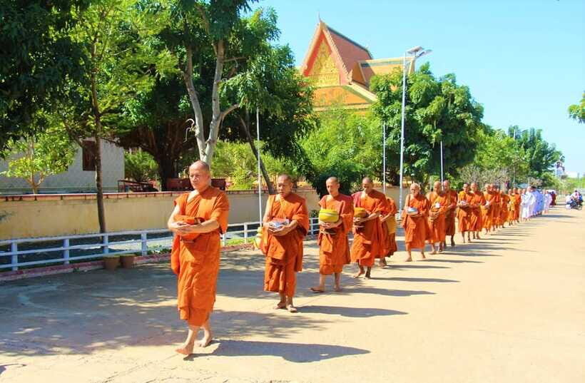 Oudong Mountain & Phnom Baset Private Tours from Phnom Penh - Silver craft stops: Silver Smith Making Village and Bopha Kampong Luong