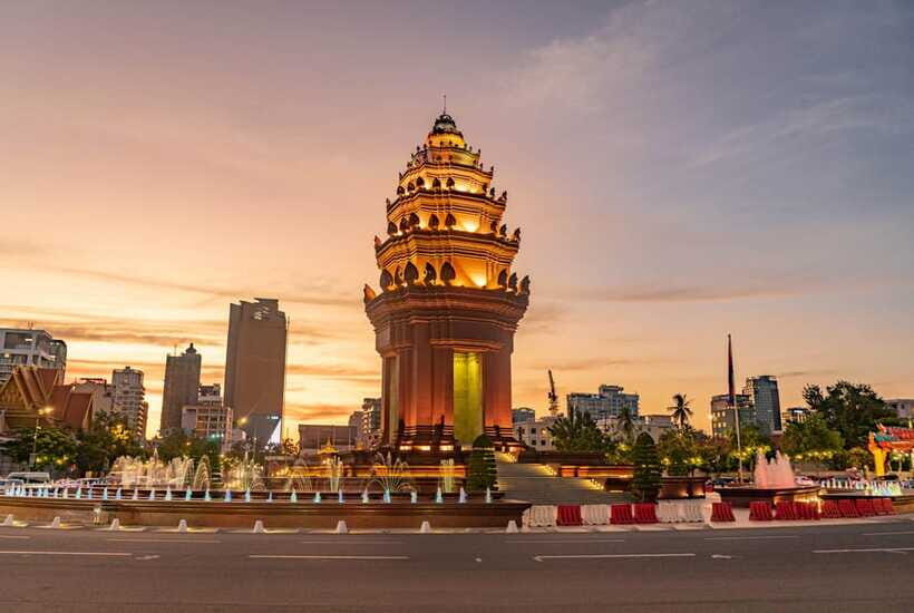 Phnom Penh City & Silk Island Full Day Tour by Tuk Tuk - Ferry to Silk Island: Countryside Views and Village Life