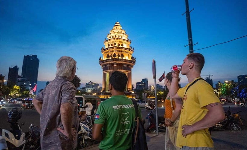 Phnom Penh: Evening City Tour by Tuk Tuk with 1 Dinner - Key things to know on this Phnom Penh night tour