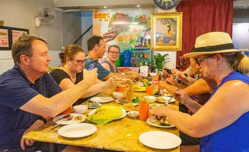 Phnom Penh: Night Foodie Tour by Tuk Tuk with Drinks - The 1-hour bar finish: draft beer and a relaxed end to the night