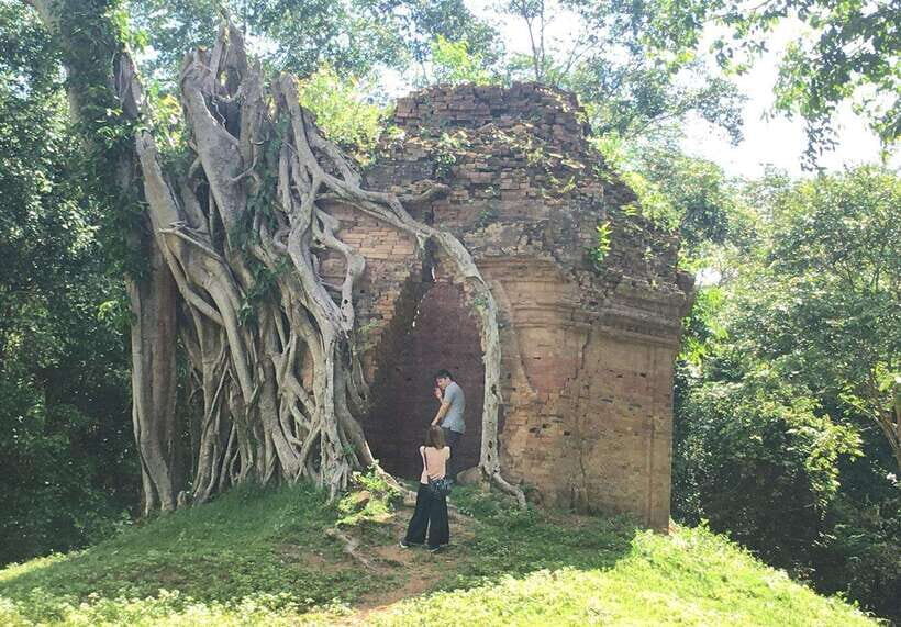 Phnom Penh - Siem Reap Road Transfer Plus Sightseeing - Skoun Market (Spider Ville): a quick stop that sets the tone