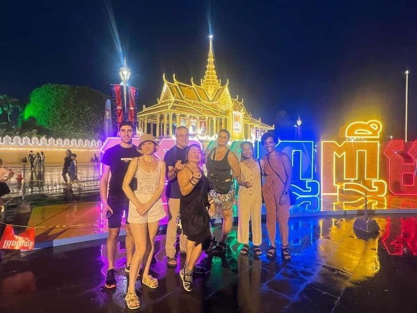 Phnom Penh: Street Art and Food Tour with Pickup and Beer - Cambodian street food: the “come hungry” part is real
