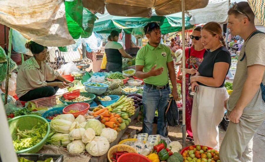 Phnom Penh: Walking Tour, Food Tour & Sunset Cruise - Royal Palace in Phnom Penh: gardens, halls, and photo time