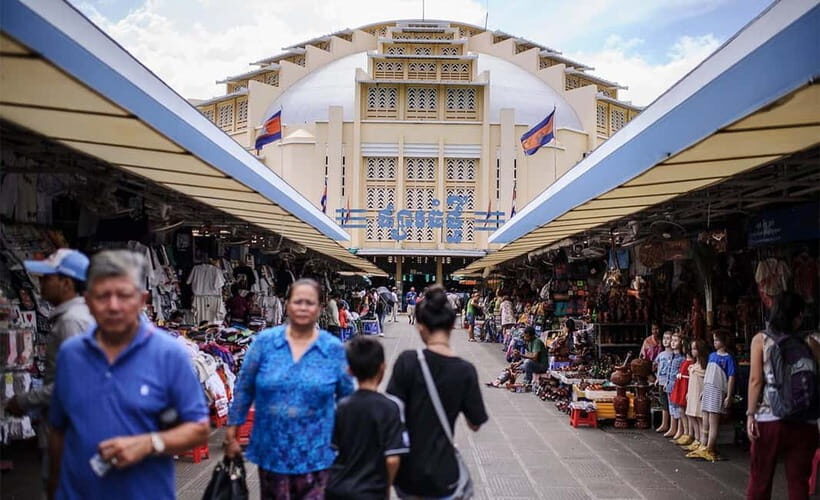 Phnom Penh: Walking Tour, Food Tour & Sunset Cruise - Wat Ounalom Monastery: a key Buddhist site