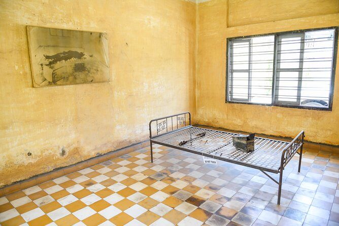 Remnants of a Khmer Rouge Era - Getting into Tuol Sleng Genocide Museum (S21)