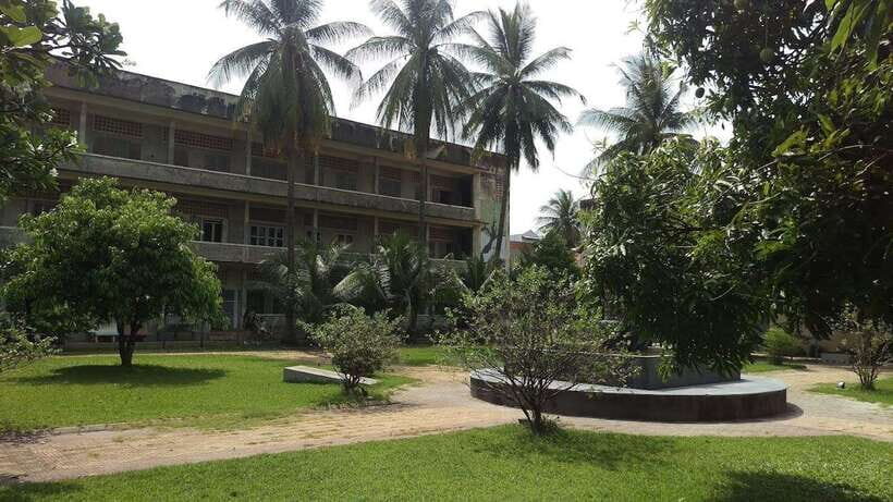 Royalpalace, Toul Sleng (S21), Museum & Killing Field - Wat Phnom: a small hill with big city identity