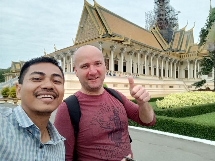 Royalpalace, Toul Sleng (S21), Museum & Killing Field - Lunch break, then the drive to Choeung Ek