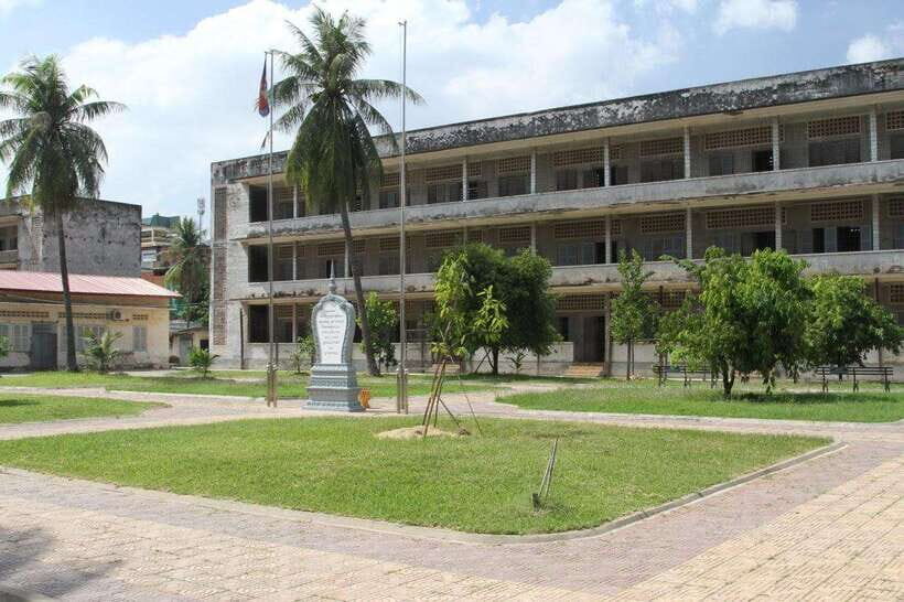 Royalpalace, Toul Sleng (S21), Museum & Killing Field - Choeung Ek Killing Fields: what you’ll see in the Memorial Stupa