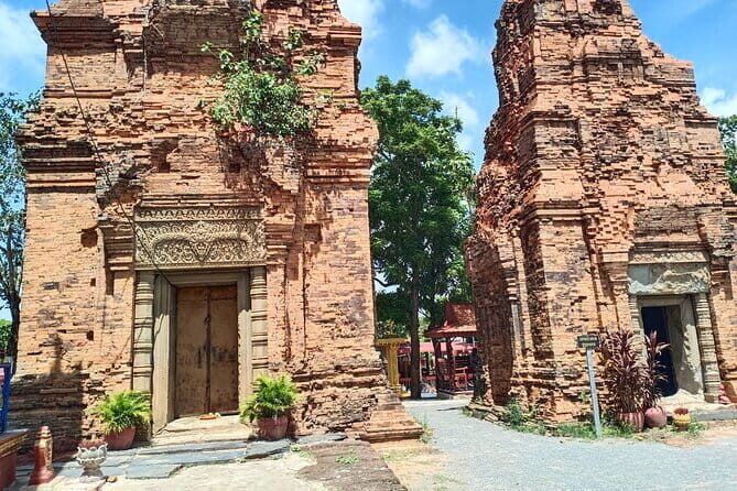 Two Day Tour, Taxi Phnom Penh to Siem Reap, Angkor Visit & Return - Should you book this 2-day private taxi Phnom Penh to Siem Reap with Angkor?